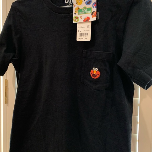 Uniqlo x KAWS Sesame Street Elmo Pocket Tshirt NWT - Picture 4 of 7